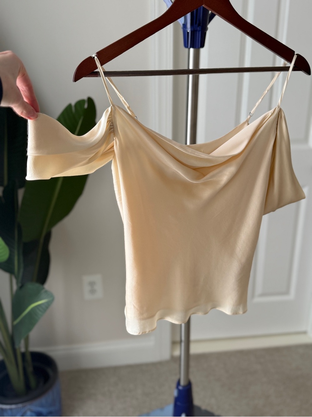 L'AGENCE Cream Satin Cold-Shoulder Cowl Cami